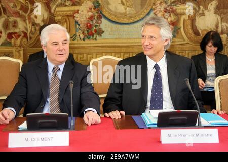 Le ministre français de la Justice Pascal Clement et le Premier ministre Dominique de Villepin lors d'une conférence de rencontre sur l'exclusion à l'Hôtel Matignon à Paris, France, le 12 mai 2006. Photo de Mehdi Taamallah/ABACAPRESS.COM Banque D'Images