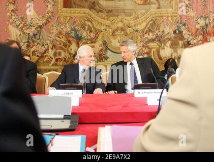 Le Premier ministre français Dominique de Villepin et le ministre de la Justice Pascal Clement lors d'une conférence sur l'exclusion à l'Hôtel de Matignon le 12 mai 2006. Photo de Mehdi Taamallah/ABACAPRESS.COM Banque D'Images