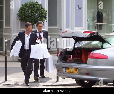 EXCLUSIF. Gerard Lanvin avec Christian Clavier sur l'ensemble du "Prix a payeurs" sur l'avenue Montaigne à Paris, France, le 12 mai 2006. Pas de crédit. Banque D'Images