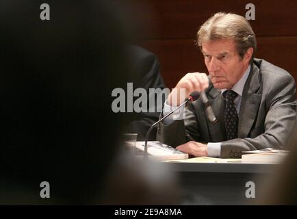 EXCLUSIF - Bernard Kouchner préside le débat de la conférence "Croix-vietnamienne destins" avec la fille adoptive du Président Jacques Chirac, Anh-Dao Traxel, un réfugié vietnamien à Paris, France, le 15 mai 2006. Photo de Mehdi Taamallah/ABACAPRESS.COM Banque D'Images