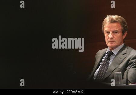 EXCLUSIF - Bernard Kouchner préside le débat de la conférence "Croix-vietnamienne destins" avec la fille adoptive du Président Jacques Chirac, Anh-Dao Traxel, un réfugié vietnamien à Paris, France, le 15 mai 2006. Photo de Mehdi Taamallah/ABACAPRESS.COM Banque D'Images