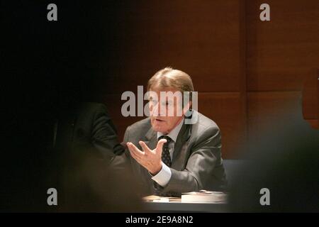 EXCLUSIF - Bernard Kouchner préside le débat de la conférence "Croix-vietnamienne destins" avec la fille adoptive du Président Jacques Chirac, Anh-Dao Traxel, un réfugié vietnamien à Paris, France, le 15 mai 2006. Photo de Mehdi Taamallah/ABACAPRESS.COM Banque D'Images