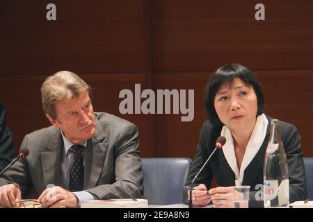 EXCLUSIF - Bernard Kouchner préside le débat de la conférence "Croix-vietnamienne destins" avec la fille adoptive du Président Jacques Chirac, Anh-Dao Traxel, un réfugié vietnamien à Paris, France, le 15 mai 2006. Photo de Mehdi Taamallah/ABACAPRESS.COM Banque D'Images