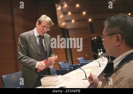 EXCLUSIF - Bernard Kouchner préside le débat de la conférence "Croix-vietnamienne destins" avec la fille adoptive du Président Jacques Chirac, Anh-Dao Traxel, un réfugié vietnamien à Paris, France, le 15 mai 2006. Photo de Mehdi Taamallah/ABACAPRESS.COM Banque D'Images