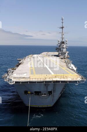 Le porte-avions français 'Clemenceau', connu depuis qu'elle a été désarmée en 1997 alors que Q790 arrive près de sa destination finale, Brest, France, le 16 mai 2006. L'ancien navire de guerre sera démantelé de son amiante dans les mois à venir. Photo par Ghislain Mirin/Marine nationale via ABACAPRESS.COM Banque D'Images