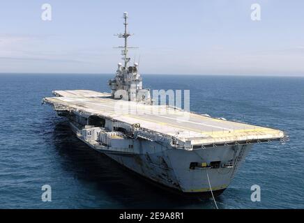 Le porte-avions français 'Clemenceau', connu depuis qu'elle a été désarmée en 1997 alors que Q790 arrive près de sa destination finale, Brest, France, le 16 mai 2006. L'ancien navire de guerre sera démantelé de son amiante dans les mois à venir. Photo par Ghislain Mirin/Marine nationale via ABACAPRESS.COM Banque D'Images