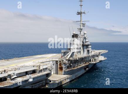 Le porte-avions français 'Clemenceau', connu depuis qu'elle a été désarmée en 1997 alors que Q790 arrive près de sa destination finale, Brest, France, le 16 mai 2006. L'ancien navire de guerre sera démantelé de son amiante dans les mois à venir. Photo par Ghislain Mirin/Marine nationale via ABACAPRESS.COM Banque D'Images