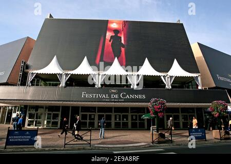 Ambiance sur la Croisette, un jour avant la cérémonie d'ouverture du 59ème Festival de Cannes, dans le sud de la France, le 16 mai 2006. Les travailleurs installent le tapis rouge à l'entrée principale du Palais des Festivals accueillant le Festival International du film. Photo de Nebinger-Orban-Hahn/ABACAPRESS.COM Banque D'Images