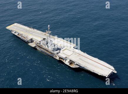 Le porte-avions français 'Clemenceau', connu depuis qu'elle a été désarmée en 1997 alors que Q790 arrive près de sa destination finale, Brest, France, le 16 mai 2006. L'ancien navire de guerre sera démantelé de son amiante dans les mois à venir. Photo par Ghislain Mirin/Marine nationale via ABACAPRESS.COM Banque D'Images