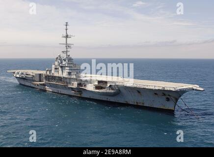 Le porte-avions français 'Clemenceau', connu depuis qu'elle a été désarmée en 1997 alors que Q790 arrive près de sa destination finale, Brest, France, le 16 mai 2006. L'ancien navire de guerre sera démantelé de son amiante dans les mois à venir. Photo par Ghislain Mirin/Marine nationale via ABACAPRESS.COM Banque D'Images