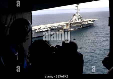 Le porte-avions français 'Clemenceau', connu depuis qu'elle a été désarmée en 1997 alors que Q790 arrive près de sa destination finale, Brest, France, le 16 mai 2006. L'ancien navire de guerre sera démantelé de son amiante dans les mois à venir. Photo de Melanie Frey/pool MN/ABACAPRESS.COM Banque D'Images