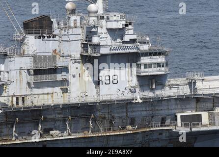 Le porte-avions français 'Clemenceau', connu depuis qu'elle a été désarmée en 1997 alors que Q790 arrive près de sa destination finale, Brest, France, le 16 mai 2006. L'ancien navire de guerre sera démantelé de son amiante dans les mois à venir. Photo de Melanie Frey/pool MN/ABACAPRESS.COM Banque D'Images