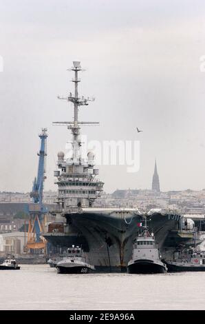 Le porte-avions français 'Clemenceau', connu depuis qu'elle a été désarmée en 1997 sous le nom de Q790, est poussé par des remorqueurs jusqu'à sa destination finale, port de Brest, France, le 17 mai 2006. L'ancien navire de guerre sera démantelé de son amiante dans les mois à venir. Photo de Melanie Frey/ABACAPRESS.COM Banque D'Images