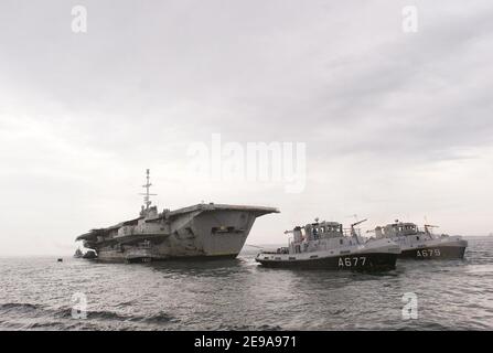 Le porte-avions français 'Clemenceau', connu depuis qu'elle a été désarmée en 1997 sous le nom de Q790, est poussé par des remorqueurs jusqu'à sa destination finale, port de Brest, France, le 17 mai 2006. L'ancien navire de guerre sera démantelé de son amiante dans les mois à venir. Photo de Melanie Frey/ABACAPRESS.COM Banque D'Images