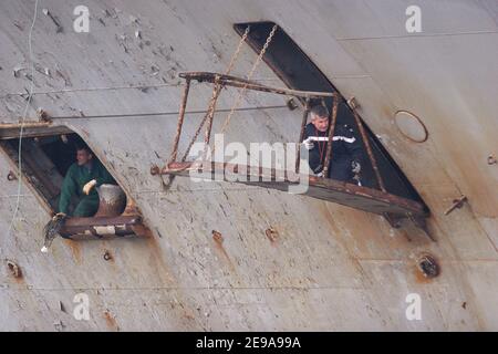 Le porte-avions français 'Clemenceau', connu depuis qu'elle a été désarmée en 1997 sous le nom de Q790, est poussé par des remorqueurs jusqu'à sa destination finale, port de Brest, France, le 17 mai 2006. L'ancien navire de guerre sera démantelé de son amiante dans les mois à venir. Photo de Melanie Frey/ABACAPRESS.COM Banque D'Images