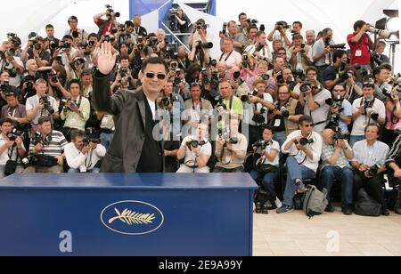 Le président du jury le directeur chinois Wong Kar Wai pose pendant la séance photo du jury au 59ème Festival de Cannes, à Cannes, le 17 mai 2006. Photo de Hahn-Nebinger-Orban/ABACAPRESS.COM Banque D'Images