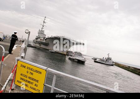 Le porte-avions français 'Clemenceau', connu depuis qu'elle a été désarmée en 1997 sous le nom de Q790, est poussé par des remorqueurs jusqu'à sa destination finale, port de Brest, France, le 17 mai 2006. L'ancien navire de guerre sera démantelé de son amiante dans les mois à venir. Photo de Melanie Frey/ABACAPRESS.COM Banque D'Images