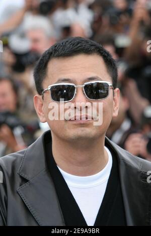 Le président du jury le directeur chinois Wong Kar Wai pose pendant la séance photo du jury au 59ème Festival de Cannes, à Cannes, le 17 mai 2006. Photo de Hahn-Nebinger-Orban/ABACAPRESS.COM Banque D'Images