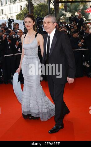 Claude Lelouch et son épouse Alessandra Martines arrivent pour la projection du film du réalisateur américain Ron Howard « le Da Vinci Code », ouvrant le 59e Festival international de Cannes, à Cannes, dans le sud de la France, le 17 mai 2006. Photo de Hahn-Nebinger-Orban/ABACAPRESS.COM Banque D'Images