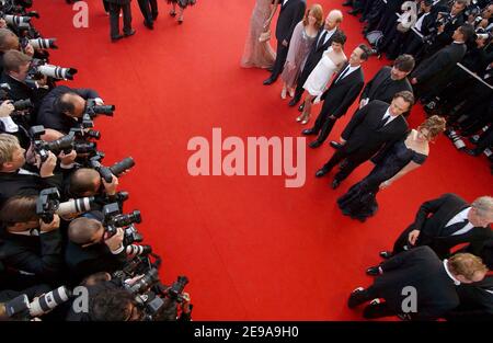 Ron Howard et sa femme Cheryl, Audrey Tautou, Brian Grazer, Alfred Molina, Tom Hanks et sa femme Rita Wilson arrivent pour la projection du film « Da Vinci Code » du réalisateur américain Ron Howard, ouvrant le 59e Festival international du film de Cannes, à Cannes, dans le sud de la France, le 17 mai 2006. Photo de Hahn-Nebinger-Orban/ABACAPRESS.COM Banque D'Images