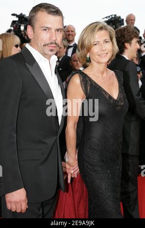 La présentatrice française Claire Chazal (L) et son compagnon d'acteur Philippe Torreton arrivent pour la projection du film « Da Vinci Code » du réalisateur américain Ron Howard, ouvrant le 59e Festival international du film de Cannes, à Cannes, dans le sud de la France, le 17 mai 2006. Photo de Hahn-Nebinger-Orban/ABACAPRESS.COM Banque D'Images