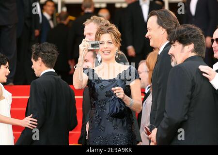 L'actrice et productrice AMÉRICAINE Rita Wilson prend des photos à côté de son mari l'acteur américain Tom Hanks alors qu'ils arrivent à la projection du « Da Vinci Code » de Ron Howard, ouvrant le 59e Festival international du film de Cannes le 17 mai 2006. Photo de Hahn-Nebinger-Orban/ABACAPRESS.COM Banque D'Images