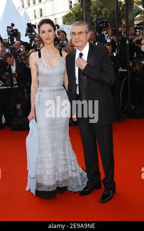 Le réalisateur français Claude Lelouch et Alessandra Martines arrivent pour la projection du film « Da Vinci Code » du réalisateur américain Ron Howard, ouvrant le 59e Festival international de Cannes, à Cannes, dans le sud de la France, le 17 mai 2006. Photo de Hahn-Nebinger-Orban/ABACAPRESS.COM Banque D'Images