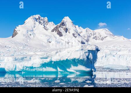 Montagnes enneigées, glaciers et icebergs à Cierva Cove, Hughes Bay, Antarctique. Banque D'Images