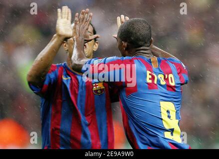 Samuel ETO'o et Ronaldinho de Barcelone célèbrent la victoire lors de la finale de la Ligue des Champions, Barcelone contre Arsenal, au Stade de France, à Saint Denis, près de Paris, France, le 17 mai 2006. Barcelone a gagné 2-1. Photo de Christian Liewig/CAMELEON/ABACAPRESS.COM Banque D'Images