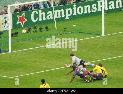 Samuel ETO'o de Barcelone essayez de marquer lors de la finale de la Ligue des champions de l'UEFA, Arsenal contre FC Barcelone, à Saint Denis, près de Paris, France, le 17 mai 2006. Barcelone a gagné 2-1. Photo de Christophe Guibbbaud/Cameleon/ABACAPRESS.COM Banque D'Images