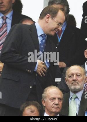 Le Prince Albert II de Monaco assiste à la finale de la Ligue des Champions, au Stade de France, près de Paris, le 17 mai 2006. Photo de Nicolas Gouhier/CAMELEON/ABACAPRESS.COM Banque D'Images