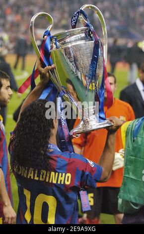 Le Ronaldinho de Barcelone fête avec le trophée finale de la Ligue des Champions, Barcelone contre Arsenal, au Stade de France, à Saint Denis, près de Paris, France, le 17 mai 2006. Barcelone a gagné 2-1. Photo de Nicolas Gouhier/CAMELEON/ABACAPRESS.COM Banque D'Images