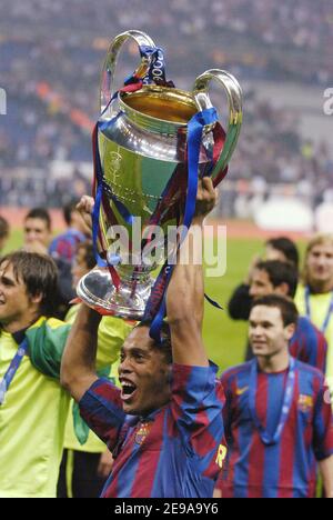 Le Ronaldinho de Barcelone fête avec le trophée finale de la Ligue des Champions, Barcelone contre Arsenal, au Stade de France, à Saint Denis, près de Paris, France, le 17 mai 2006. Barcelone a gagné 2-1. Photo de Nicolas Gouhier/CAMELEON/ABACAPRESS.COM Banque D'Images