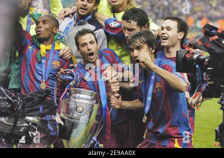 Samuel ETO'o et Ludovic Giuly de Barcelone célèbrent avec la finale de la Ligue des champions du trophée, Barcelone contre Arsenal, au Stade de France, à Saint Denis, près de Paris, France, le 17 mai 2006. Barcelone a gagné 2-1. Photo de Nicolas Gouhier/CAMELEON/ABACAPRESS.COM Banque D'Images