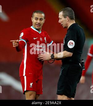 Thiago Alcantara de Liverpool parle à l'arbitre Kevin Friend lors du match de la Premier League à Anfield, Liverpool. Date de la photo: Mercredi 3 février 2021. Banque D'Images