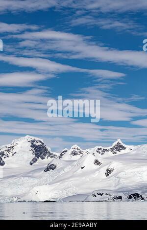 Montagnes enneigées et glaciers en eau tidwater dans le port de Mikkelsen, île Trinity, Antarctique. Banque D'Images