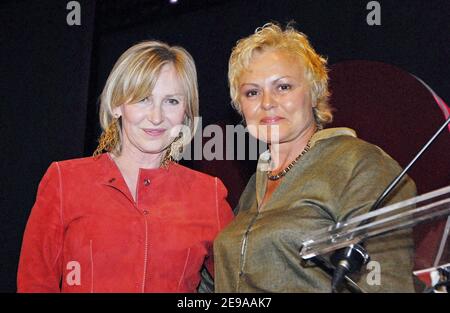 La journaliste française Marine Jacquemin et l'humoriste Muriel Robin assistent à la cérémonie où l'actrice française Mireille Darc remporte le Prix Clarins Woman Dynamisante 2006 à Paris, en France, le 19 mai 2006. Cet événement a eu lieu au théâtre des champs-Élysées. Photo de Bruno Klein/ABACAPRESS.COM Banque D'Images