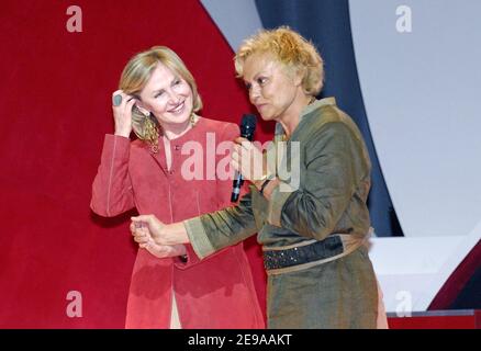 La journaliste française Marine Jacquemin et l'humoriste Muriel Robin assistent à la cérémonie où l'actrice française Mireille Darc remporte le Prix Clarins Woman Dynamisante 2006 à Paris, en France, le 19 mai 2006. Cet événement a eu lieu au théâtre des champs-Élysées. Photo de Bruno Klein/ABACAPRESS.COM Banque D'Images