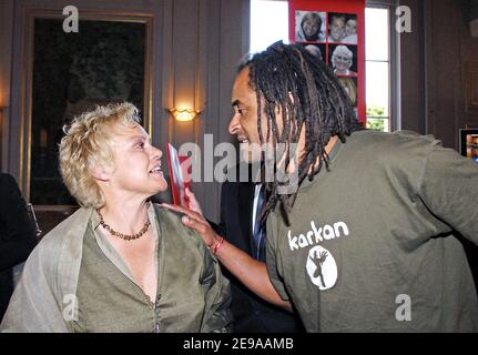 L'humoriste français Muriel Robin et la chanteuse Yannick Noah assistent à la cérémonie où l'actrice française Mireille Darc remporte le Prix Clarins Woman Dynamisante 2006 à Paris, en France, le 19 mai 2006. Cet événement a eu lieu au théâtre des champs-Élysées. Photo de Bruno Klein/ABACAPRESS.COM Banque D'Images