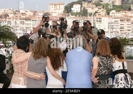 Blanca Portillo, Lola Duenas, Yohana Cobo, Pedro Almodovar, Carmen Maura et Penelope Cruz posent pendant la séance photo du film de Pedro Almodovar 'Volver' lors du 59ème Festival de Cannes, le 19 mai 2006. Photo de Hahn-Nebinger-Orban/ABACAPRESS.COM Banque D'Images