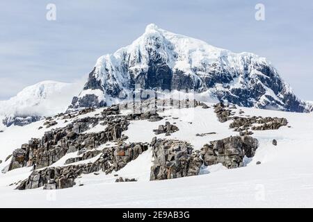 Montagnes enneigées et neige dense et glace dans le chenal Neumayer, l'archipel Palmer, l'Antarctique. Banque D'Images