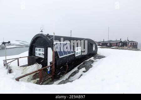 Ancienne base britannique A, aujourd'hui musée et bureau de poste à Port Lockroy sur la petite île Goudier, en Antarctique. Banque D'Images