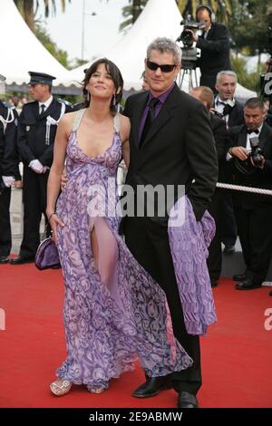L'actrice française Sophie Marceau et son compagnon Jim Lemley marchent
