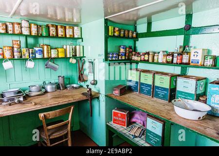 Intérieur de l'ancienne base britannique A, aujourd'hui musée et bureau de poste à Port Lockroy sur la petite île Goudier, Antarctique. Banque D'Images