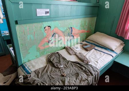 Intérieur de l'ancienne base britannique A, aujourd'hui musée et bureau de poste à Port Lockroy sur la petite île Goudier, Antarctique. Banque D'Images