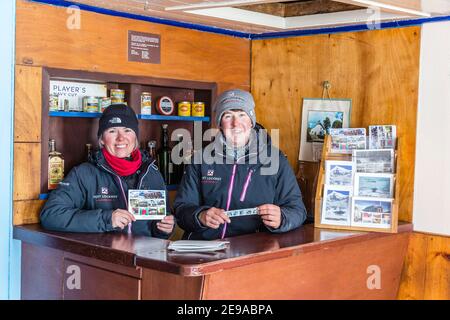 Le personnel du musée et du bureau de poste de Port Lockroy sur la petite île Goudier, en Antarctique. Banque D'Images