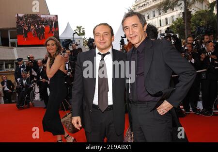Les acteurs français Patrick Timsit et Richard Berry marchent le tapis ...