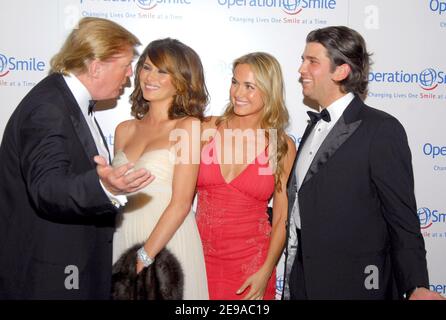 Donald Trump, sa femme Melania Trump, Vanessa Trump et Donald Trump Jr. Assistent au dîner annuel de l'opération Smiles qui s'est tenu aux studios Skylight le vendredi 19 mai 2006 à New York. Photo de Gregorio Binuya/ABACAUSA.COM Banque D'Images