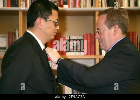 Wong Kar Wai, le directeur chinois et président du jury, pose avec sa femme et les membres du jury après avoir été frappé par la médaille de la Légion d'Honneur française par le ministre de la Culture, Renaud Donnedieu de Vabres, lors d'une cérémonie qui s'est déroulée au café des Palmes, dans la partie du Palais des Festivals 59e Festival du film à Cannes le 21 mai 2006. Photo de Hahn-Orban-Nebinger/ABACAPRESS.COM Banque D'Images