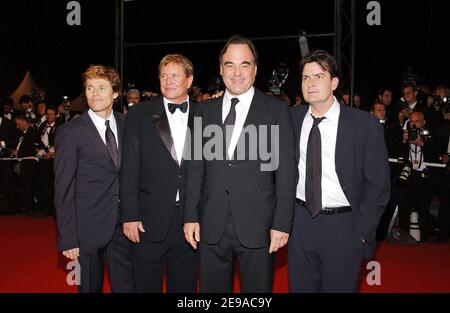 Willem Dafoe, Tom Berenger, Oliver Stone et Charlie Sheen posent pour les photographes sur le tapis rouge avant la projection du film 'Sithland Tales' présenté hors compétition lors du 59e Festival du film à Cannes, France, le 21 mai 2006. Photo de Hahn-Nebinger-Orban/ABACAPRESS.COM Banque D'Images